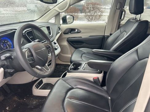 Used 2023 Chrysler Pacifica Touring-L image 10