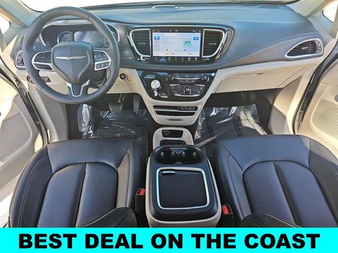 Used 2024 Chrysler Pacifica Select image 9