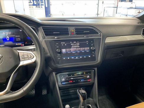 Certified 2023 Volkswagen Tiguan SE w/ Panoramic Sunroof Package AWD/4WD image 18