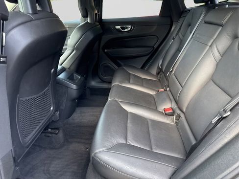 Used 2018 Volvo XC60 T5 Momentum w/ Vision Package image 10