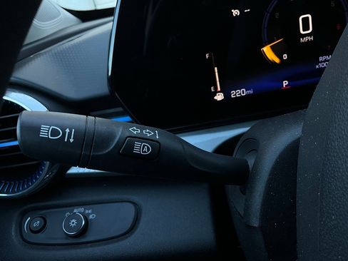 Used 2025 Chevrolet Trax LT image 33