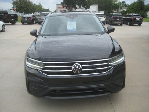 Used 2023 Volkswagen Tiguan SE w/ Panoramic Sunroof Package AWD/4WD image 3