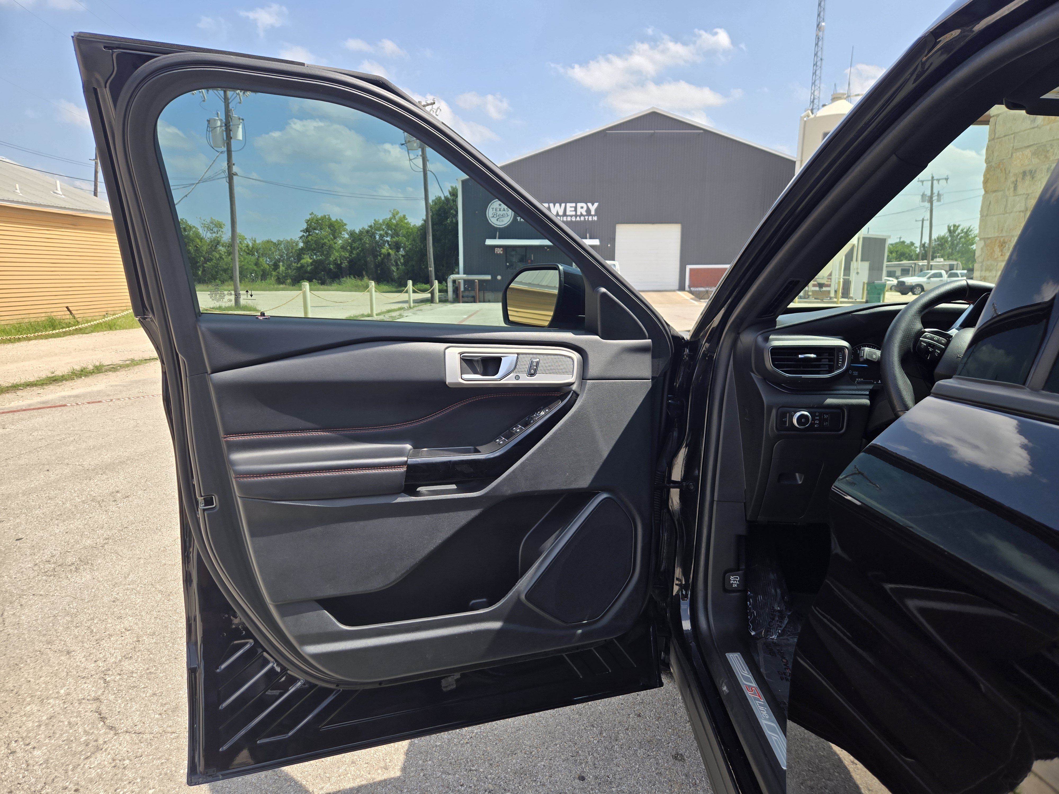 Used 2023 Ford Explorer ST-Line w/ Class IV Trailer Tow Package RWD image 4