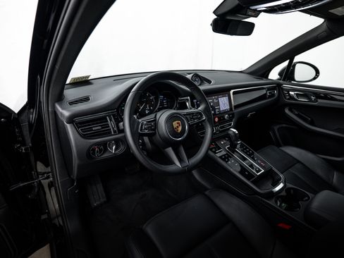 Certified 2025 Porsche Macan AWD/4WD image 4