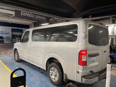 Used 2016 Nissan NV 3500 SL image 4