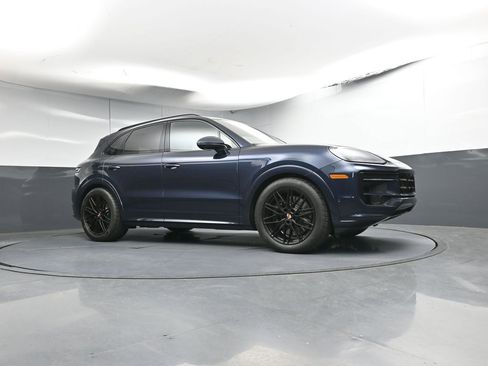 Certified 2026 Porsche Cayenne GTS AWD/4WD image 30