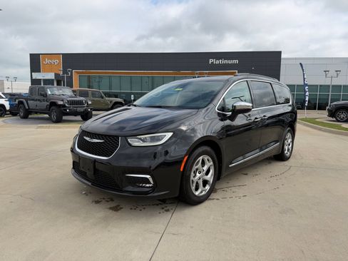 Used 2023 Chrysler Pacifica Limited image 1