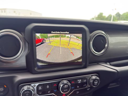 Used 2019 Jeep Wrangler Unlimited Sahara w/ Dual Top Group AWD/4WD image 23