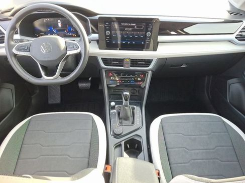 Certified 2025 Volkswagen Taos SE w/ Panoramic Sunroof Package image 14