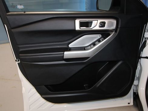 Used 2023 Ford Explorer Limited w/ Limited Technology Package image 5