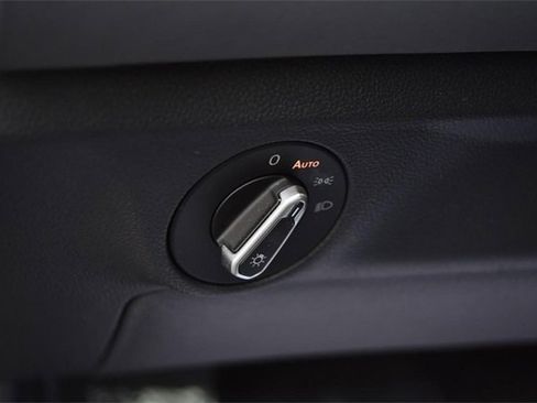 Certified 2025 Volkswagen Jetta SE w/ Sunroof Package image 11