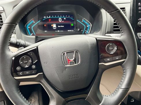 Used 2023 Honda Odyssey Touring image 11