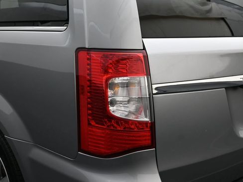Used 2014 Chrysler Town & Country Touring-L FWD image 39