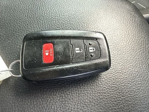 Used 2022 Toyota RAV4 XLE FWD image 28