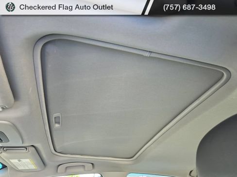Used 2018 Toyota Camry SE w/ Moonroof Package FWD image 9