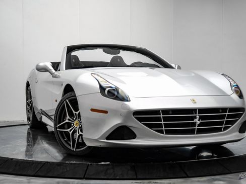 Used 2016 Ferrari California T image 32