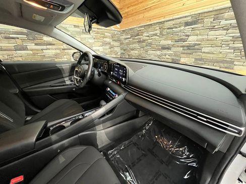 Used 2022 Hyundai Elantra SEL w/ Convenience Package FWD image 13