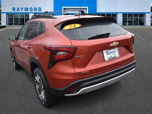 Used 2024 Chevrolet Trax LT w/ Driver Confidence Package image 5