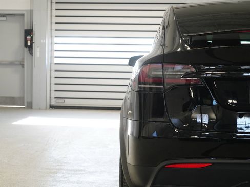 Used 2022 Tesla Model X Plaid image 10