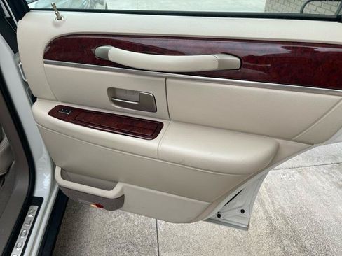 Used 2003 Lincoln Town Car Executive RWD image 37