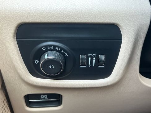 Used 2023 Jeep Grand Cherokee Limited w/ Luxury Tech Group II AWD/4WD image 21