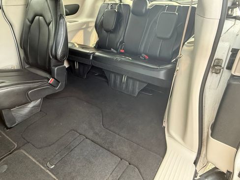 Used 2023 Chrysler Pacifica Touring-L FWD image 22