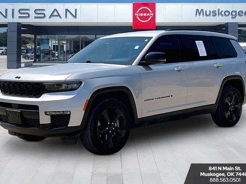 Used 2024 Jeep Grand Cherokee L Limited w/ Black Appearance Package AWD/4WD image 3