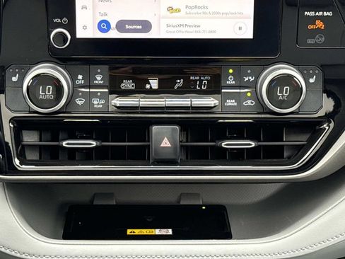 Used 2023 Toyota Highlander XLE FWD image 14