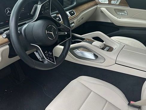 Used 2025 Mercedes-Benz GLS 450 4MATIC image 4