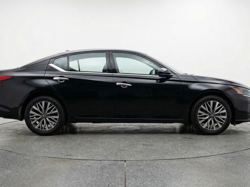 Used 2025 Nissan Altima 2.5 SV image 11