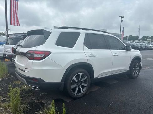 Used 2024 Honda Pilot Touring image 3