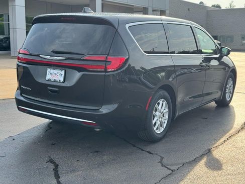 Used 2023 Chrysler Pacifica Touring-L FWD image 3