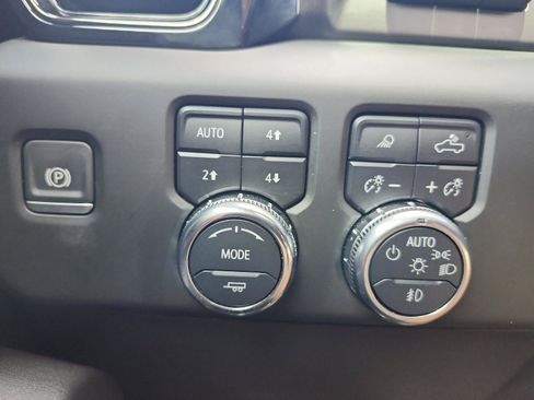 Certified 2025 GMC Sierra 1500 AT4 w/ AT4 Premium Package AWD/4WD image 17