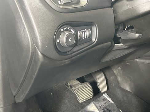 Used 2022 Jeep Renegade Latitude AWD/4WD image 10