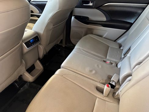 Used 2018 Toyota Highlander Limited FWD image 12