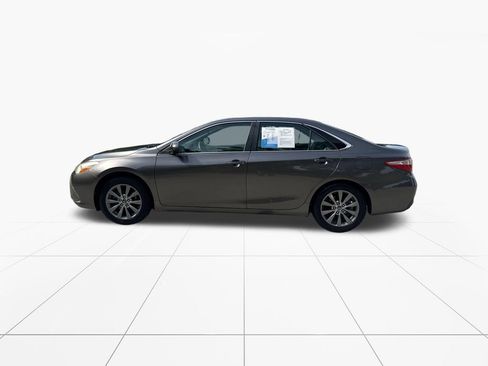 Used 2017 Toyota Camry XLE w/ Moonroof Package FWD image 4