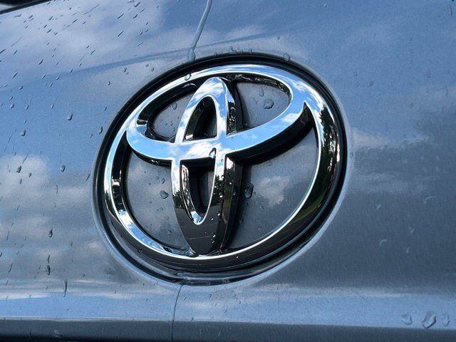 Used 2022 Toyota Highlander XLE AWD/4WD image 18