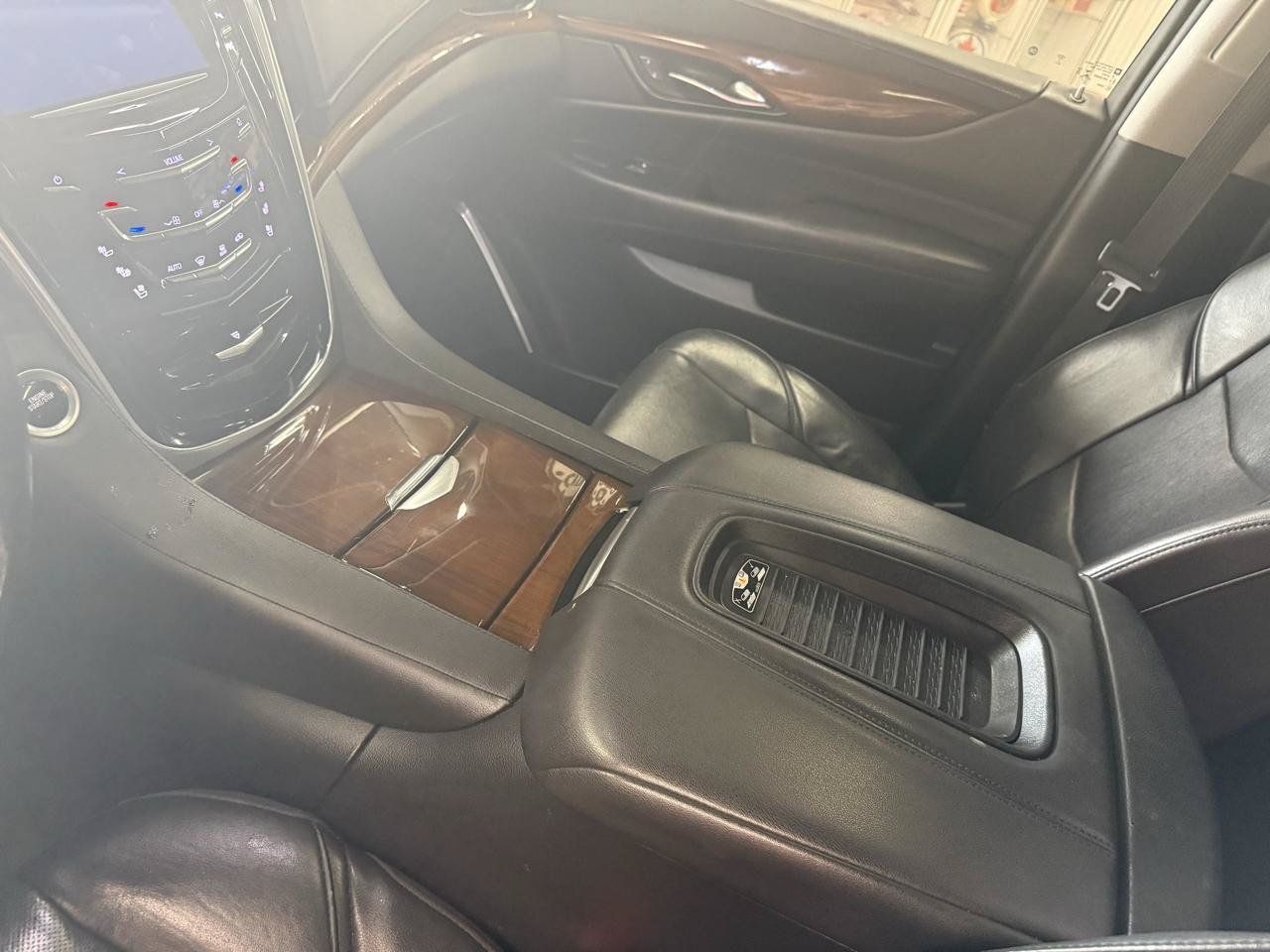 Used 2020 Cadillac Escalade Luxury AWD/4WD image 17