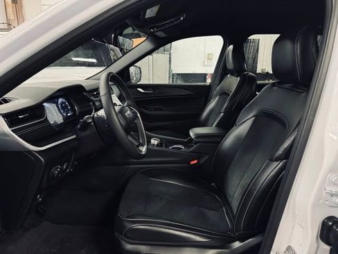 Used 2025 Jeep Grand Cherokee Altitude image 16