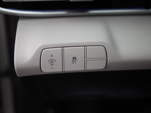 Used 2025 Hyundai Elantra Limited image 18