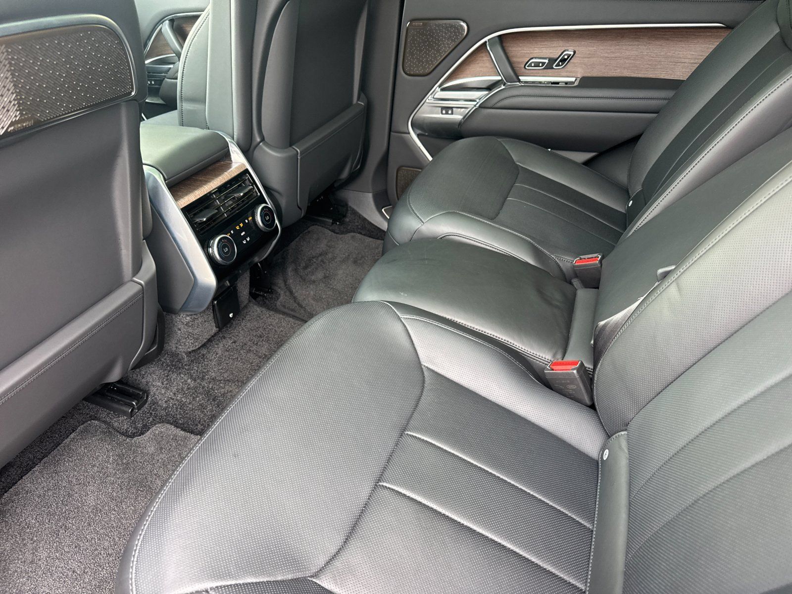 Used 2025 Land Rover Range Rover Autobiography AWD/4WD image 12