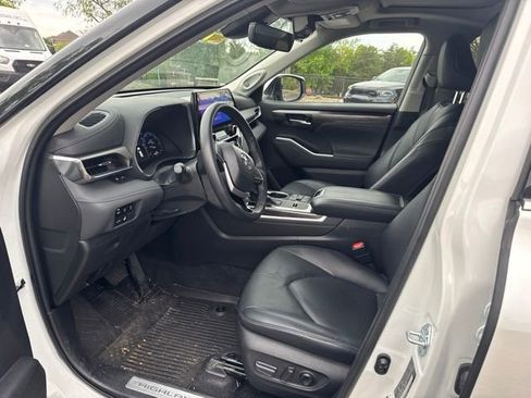 Used 2023 Toyota Highlander Limited FWD image 10