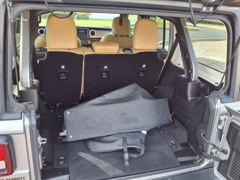 Used 2019 Jeep Wrangler Unlimited Sahara w/ Cold Weather Group AWD/4WD image 30