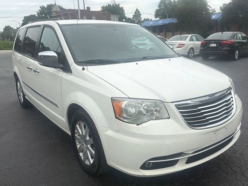 Used 2011 Chrysler Town & Country Touring-L w/ Entertainment Group #2 FWD image 3