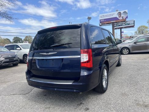 Used 2013 Chrysler Town & Country Touring-L w/ Entertainment Group #2 FWD image 7