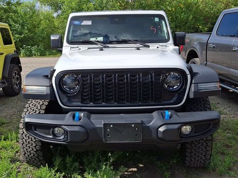 Used 2024 Jeep Wrangler Unlimited AWD/4WD image 2