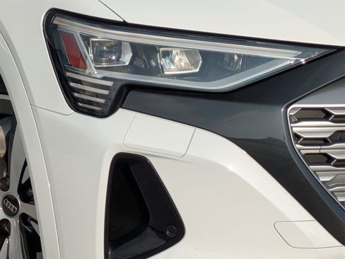 Used 2024 Audi Q8 e-tron Premium image 25