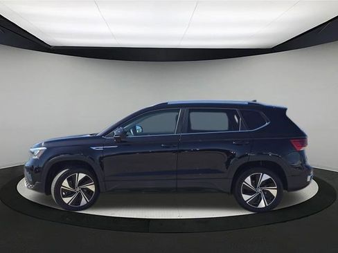 Certified 2023 Volkswagen Taos SE w/ Panoramic Sunroof Package image 4