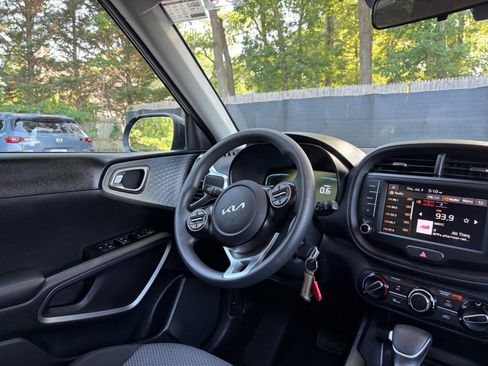 Used 2025 Kia Soul LX w/ LX Technology Package FWD image 27