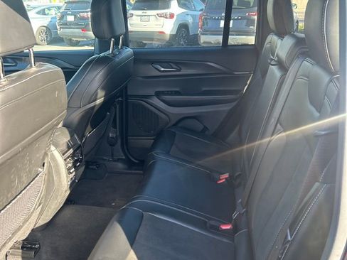 Used 2025 Jeep Grand Cherokee Altitude AWD/4WD image 10